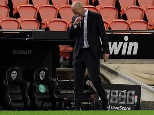 The Blancos boss' lack of available depth was shown up at Mestalla as the defending Liga champions fell to a 4-1 defeat to Valencia (Photo: AFP)