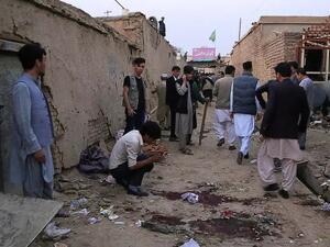 سكان من كابول أثناء تجمعهم في موقف الهجوم الانتحاري على مركز تعليمي 