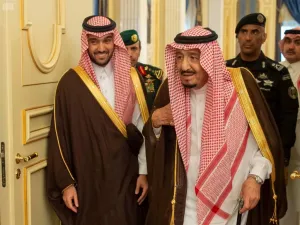 الأمير عبد العزيز بن تركي الى جانب الملك سلمان