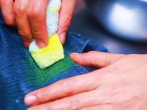 إذا بقيت البقعة على الثوب، بعد الغسيل، هي تعالج بمزيل للبقع إذا بقيت البقعة على الثوب، بعد الغسيل، هي تعالج بمزيل للبقع