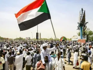 لجنة حكومية تقيل مئات العاملين بمؤسسات الدولة في السودان