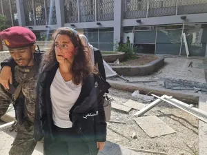 حمل وزير الإعلام في حكومة هادي، معمر الإرياني، الحوثيين المسؤولية عن الهجوم، فيما نفت الجماعة وقوفها وراء الاعتداء.