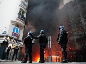 شهدت شوارع العاصمة الفرنسية باريس اليوم السبت اشتباكات بين قوات الأمن ومتظاهرين