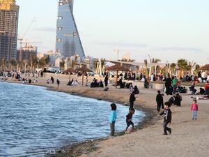 انفجار يضرب ناقلة نفط في ميناء جدة السعودي