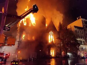 وثمة موقعان آخران لكنائس لنفس الطائفة في مانهاتن منذ عام 1729.