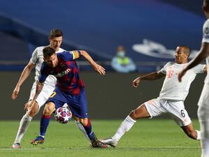 ليفاندوفسكي ومارادونا خلال مباراة بايرن وبرشلونة الموسم الماضي