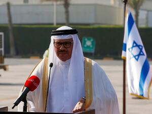 Bahraini Foreign Minister Abdullatif al-Zayani delivers a statement upon the arrival of a US-Israeli delegation in the Bahrain International Airport on October 18, 2020. (RONEN ZVULUN / POOL / AFP)
