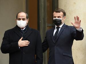 French President Emmanuel Macron (R) welcomes his Egyptian counterpart Abdel Fattah al-Sisi at the Elysee presidential Palace on December 7, 2020 in Paris, for a meeting as part of al-Sisi's a three-day controversial state visit to France, with activists warning Paris not to turn a blind eye to Cairo's rights record with a red carpet welcome. Bertrand GUAY / AFP
