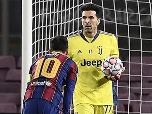 بوفون وميسي خلال مواجهة فريقيهما في دوري الأبطال