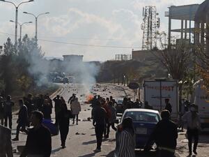 Iraqi Kurds block a boulevard outside a local government building during a protest against Kurdish authorities accused of corruption in Iraq's northeastern city of Sulaimaniyah on December 11, 2020. Shwan MOHAMMED / AFP