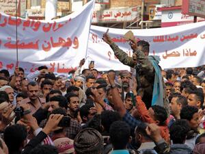 Yemenis chant slogans as they march with banners during a demonstration against the deteriorating economic situation in Yemen's third city of Taez on December 12, 2020. Yemen, which since 2014 has been gripped by a war between Iran-backed Huthi rebels and a beleaguered government supported by a Saudi-led military coalition, faces the world's worst humanitarian crisis. AHMAD AL-BASHA / AFP