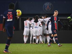 لاعبو ليون يحتفلون بهدفهم