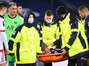 نيمار على حمالة بعد إصابته