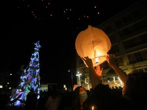 Lebanese launch lanterns in Beirut's Gemmayzeh neighbourhood on December 20, 2020, during the lighting of a Christmas tree in memory of the victims of the devastating port blast in that took place in the capital's port in August.  ANWAR AMRO / AFP