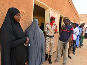 Voters queue to vote at a polling station in Niamey on December 27, 2020 during Niger's presidential and legislative elections. Voters in the Sahel state of Niger go to the polls on December 27, 2020 for an election that could seal the country's first-ever peaceful handover between elected presidents, despite a bloody jihadist insurgency. Issouf SANOGO / AFP