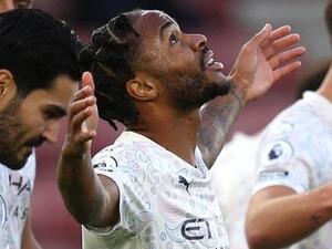 ستيرلينغ يحتفل بهدفه