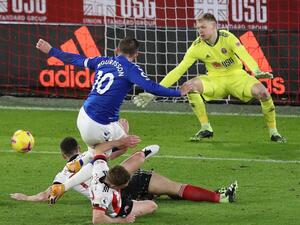 سيغودرسون يقود إيفرتون للفوز