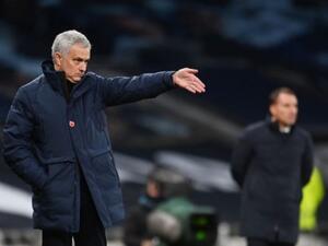 مورينيو خلال مباراة توتنهام وليستر