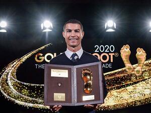 رونالدو يحتفل بالجائزة