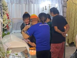 94-year-old Carmen Rufino weeps upon seeing the remains of her daughter Sonia Gregorio and her grandson Frank, who were killed by cop Jonel Nuezca in Paniqui, Tarlac. The victims’ family calls for “swift justice”. (Twitter)
