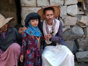 يمني يبيع طفلته