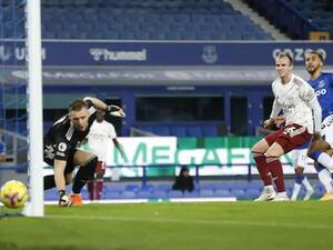 هولدينغ يحول الكرة في مرمى فريقه بالخطأ