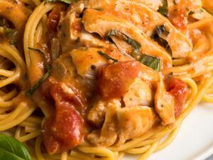 دجاج بالطماطم والكريمة 