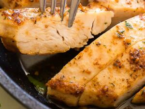 صدور الدجاج المقلية بصلصة زبدة الثوم الشهية