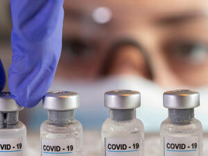 أطلقت بريطانيا عملية التلقيح ضد فيروس كورونا