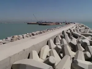 حجر أساس مشروع ميناء الفاو الكبير، وضع في العام 2010