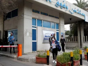 عدم توفر أسرة في المستشفيات لمواجهة حالات الإصابة المتزايدة بكورونا.