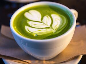 شاي الماتشا بحليب جوزالهند ونكهة الليمون