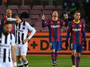 ميسي يحتفل بهدفه