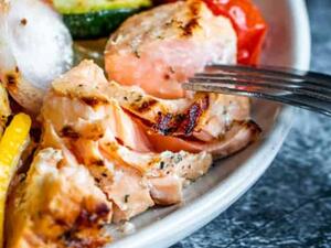 كباب السلمون المشوي مع الخضار