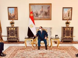 السيسي يلتقي وزير الدفاع اليوناني