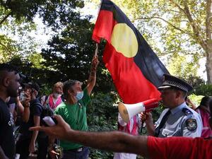 آلاف يتظاهرون وآخرون يحتجون في يوم أستراليا الوطني المثير للانقسام