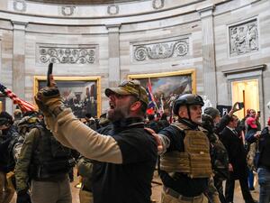 أحد مقتحمي مبنى الكابيتول يرغب في الإدلاء بشهادته ضد ترامب