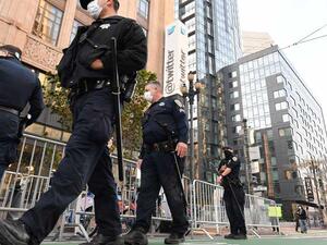 حفنة من أنصار ترامب تلبّي نداء للتظاهر أمام مقرّ تويتر