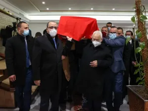 استقبال حزين لجثمان محرزية العبيدي بمطار تونس