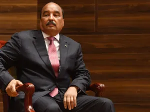 مستشفى حكومي بموريتانيا يفصل عاملين سمحا للرئيس السابق بزيارة مريضة