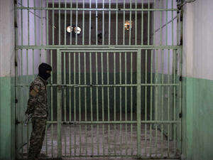 Print this page Extremism Watch Calls Grow for Release of Political Prisoners in Syria Amid Coronavirus Outbreak By Sirwan Kajjo April 06, 2020 08:49 PM A member of the Syrian Democratic Forces (SDF) stands guard in a prison where men suspected to be afiliated with the Islamic… FILE - A member of the Syrian Democratic Forces (SDF) stands guard in a prison in the city of Hasakeh, Syria, Oct. 26, 2019. (AFP)