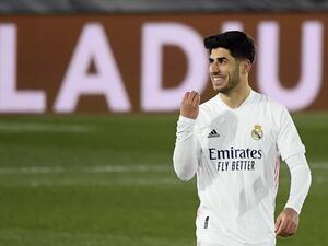 آسينسيو يحتفل بهدفه