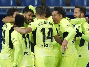 لاعبو أتلتيكو يحتفلون بهدف سواريز القاتل