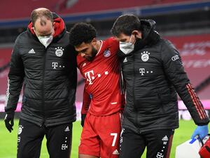 غنابري يغادر الملعب بعد إصابته