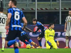 باريلا (وسط) يحتفل بهدفه الحاسم