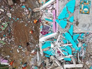 Members of a search and rescue team conduct search operations at Mitra Manakarra hospital following a 6.2 magnitude earthquake on January 15 in Mamuju, 18 January 2021. ADEK BERRY / AFP