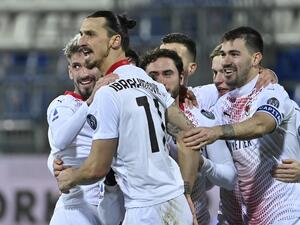 إبراهيموفيتش يحتفل بهدفه الثاني مع زملائه