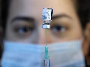An Israeli health worker prepares a dose of the Pfizer-BioNtech Covid-19 vaccine, at the Clalit Health Services installed at the Pais Arena Sport Hall in Jerusalem, on January 21, 2021. Emmanuel DUNAND / AFP