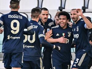 لاعبو يوفنتوس يحتفلون بهدف ماكيني (الثاني من اليمين)