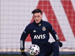 أوزيل يشارك في تدريبات فينيرباهتشة